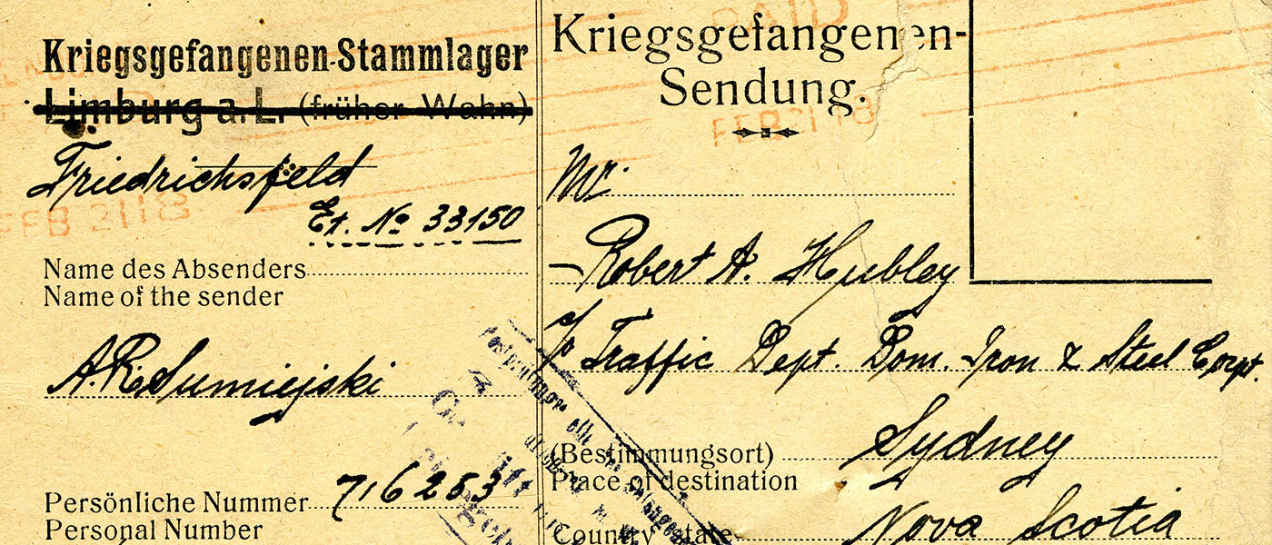 Carte postale sépia envoyée d’un camp de prisonniers de guerre où on voit un texte écrit à la main et des renseignements postaux.