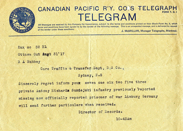 Télégramme officiel portant un entête du Chemin de fer Canadien Pacifique, avec du texte dactylographié en encre bleue dans le corps du télégramme. Il y a des signes d’un pli au centre du document.