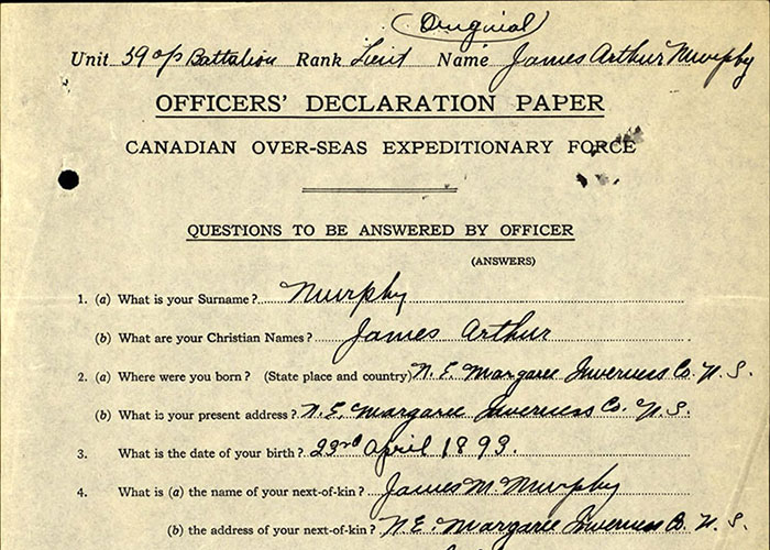 Page tirée du dossier de service du lieutenant James Murphy du Corps expéditionnaire canadien, Première Guerre mondiale. Ce document constitue la première page de sa feuille d’engagement où on voit ses renseignements personnels au moment de son enrôlement.