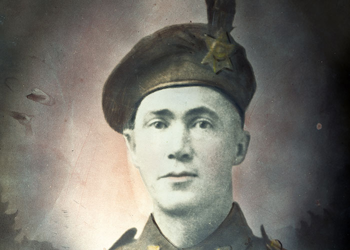 Photographie colorée d’un soldat dans son uniforme de la Première Guerre mondiale.
