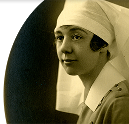 Photographie sépia à cadre ovale de Helen Mary Kendall dans un uniforme d’infirmière. Elle a environ 27 ans et porte une coiffe d’infirmière blanche et une robe de coton avec des boutons en laiton. Son regard est tourné vers sa gauche.