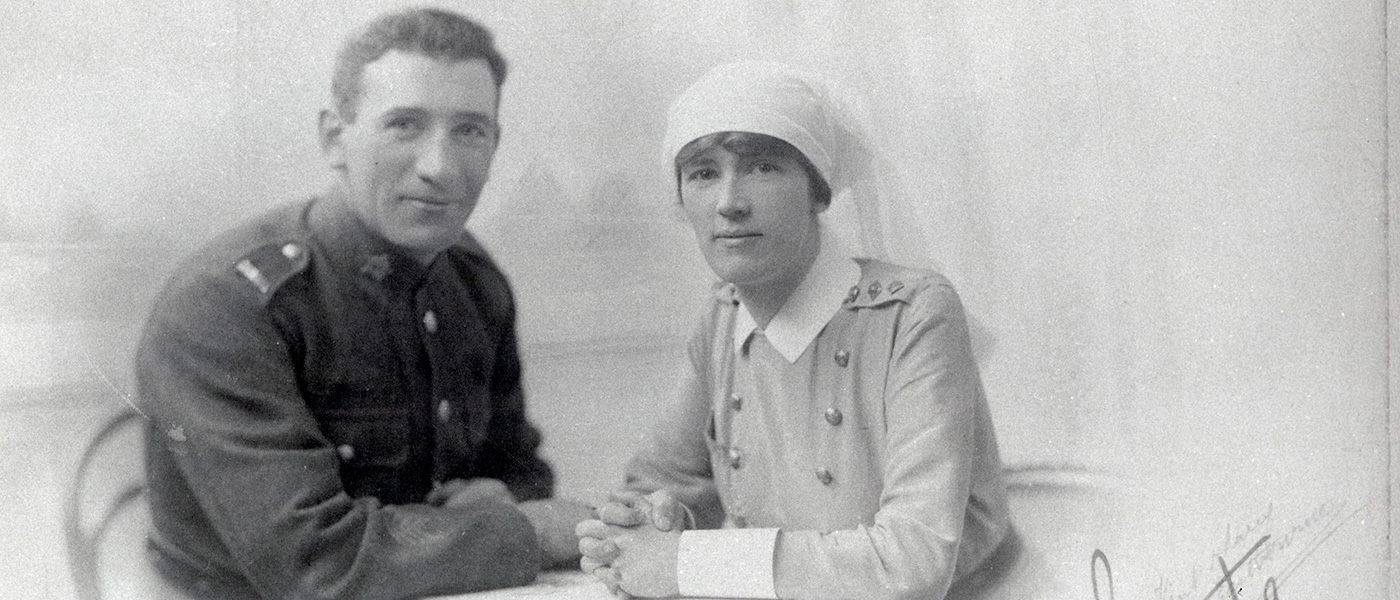 Photographie sépia d’un soldat et d’une infirmière militaire de la Première Guerre mondiale en uniforme.